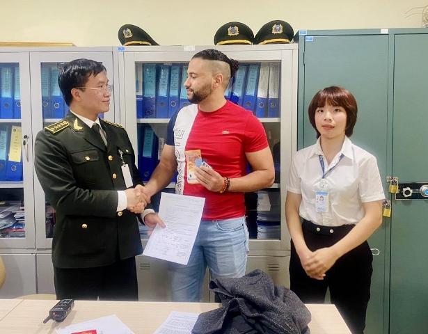 Khách bỏ quên áo khoác có gần 60 triệu đồng tại Nội Bài được hỗ trợ tìm lại